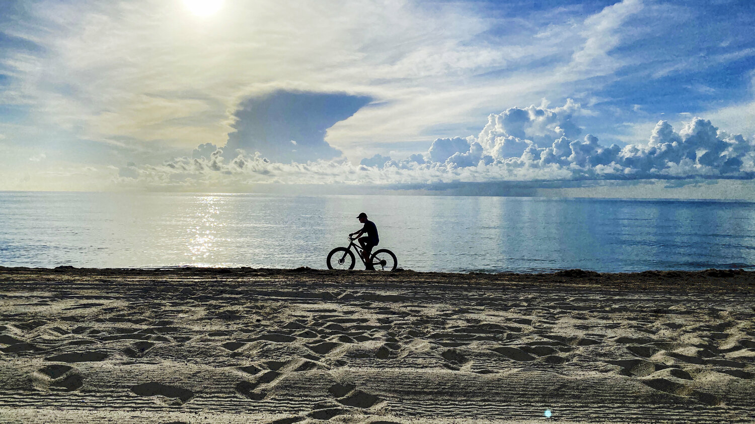 S-014- BICYCLIST ON THE BEACH Aleks Rosenberg Fotografía en venta