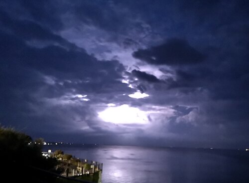 LIGHTNING 3 by Anne Zablot, 攝影作品 for Sale on Singulart