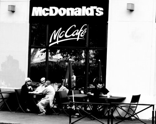 Paris  -McCafe di JO Tuck, Fotografia in vendita su Singulart