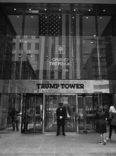 New  York City- Trump Tower- Doorman van JO Tuck, Fotografie te koop op Singulart
