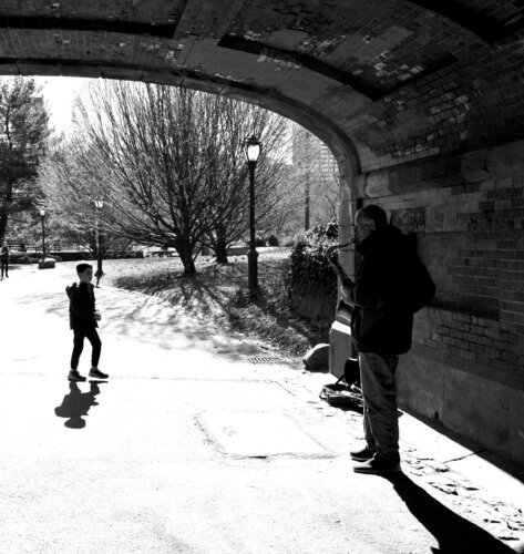 New York Central Park-Boy Dancing A Jig di JO Tuck, Fotografia in vendita su Singulart