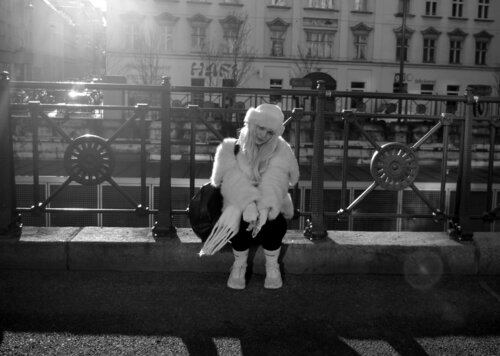 "Vienna  -Girl In The  Market" di JO Tuck, Fotografia in vendita su Singulart