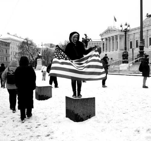 "Vienna   -Girl With Flag" di JO Tuck, Fotografia in vendita su Singulart