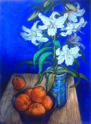 Lilly and oranges on a cobalt blue background still life pastel von Patricia Clements, Zeichnungen kaufen auf Singulart