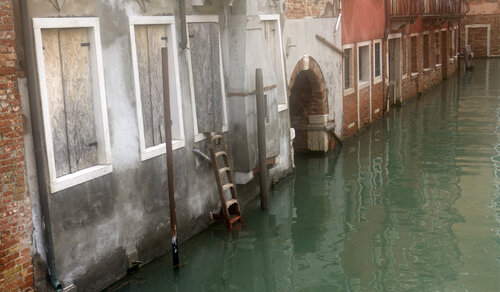 La scala nell'acqua di Andrea Benetti, Fotografia in vendita su Singulart