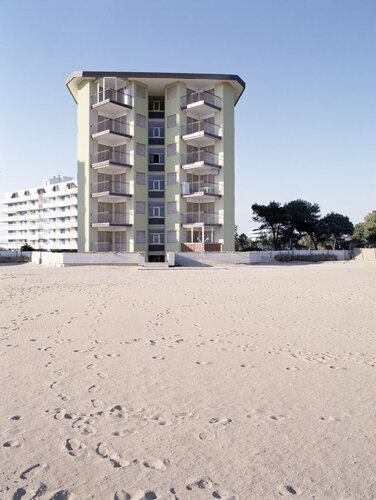 RESORT_02 (Museum Quality Fine Art print / Archival Pigment Print) di Gianfranco Pezzot, Fotografia in vendita su Singulart