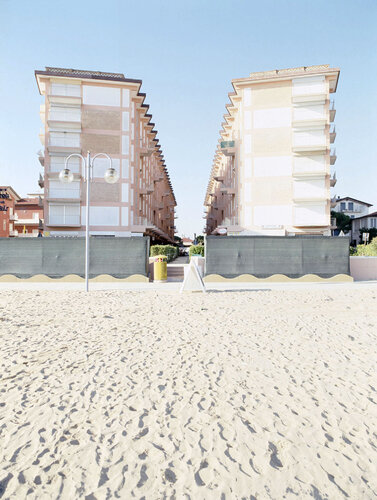 RESORT_04 (Museum Quality Fine Art print / Archival Pigment Print) di Gianfranco Pezzot, Fotografia in vendita su Singulart