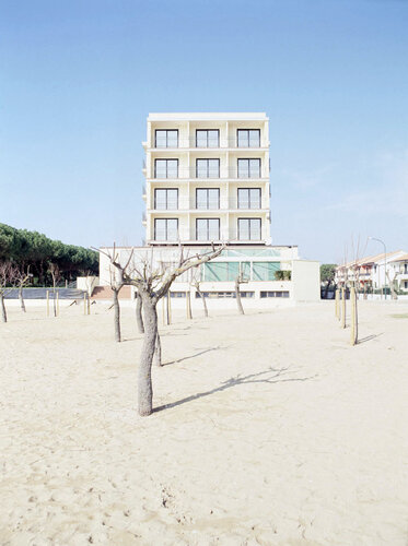 RESORT_07 (Museum Quality Fine Art print / Archival Pigment Print) di Gianfranco Pezzot, Fotografia in vendita su Singulart