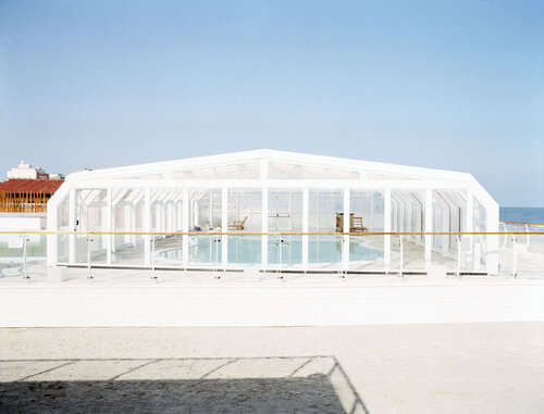 RESORT_14 (Museum Quality Fine Art print / Archival Pigment Print) par Gianfranco Pezzot, Photographie en vente sur Singulart