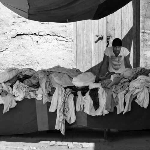 Kairouan La fripe de Michel Giliberti, Fotografía a la venta en Singulart