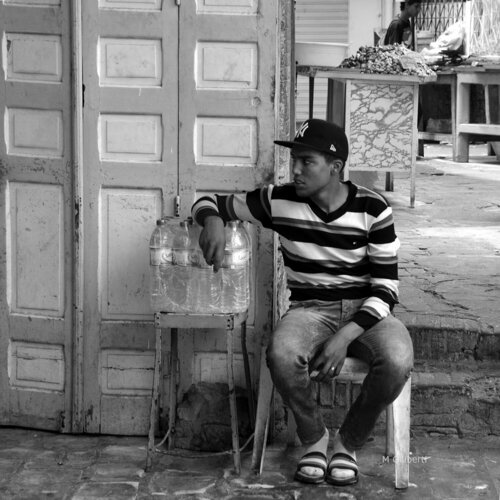 Ruelle / Kairouan de Michel Giliberti, Fotografía a la venta en Singulart