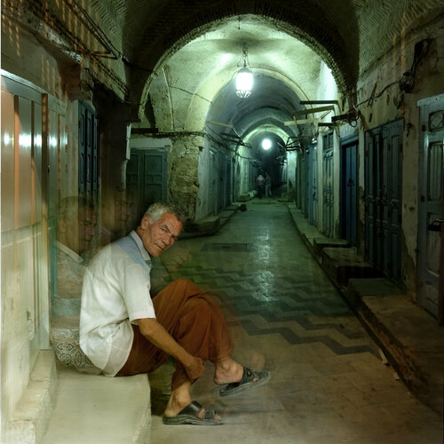 Vieil homme dans la médina de Kairouan de Michel Giliberti, Fotografía a la venta en Singulart