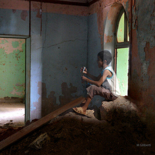L'enfant et demeure désaffectée / Grombalia / Tunisie de Michel Giliberti, Fotografía a la venta en Singulart
