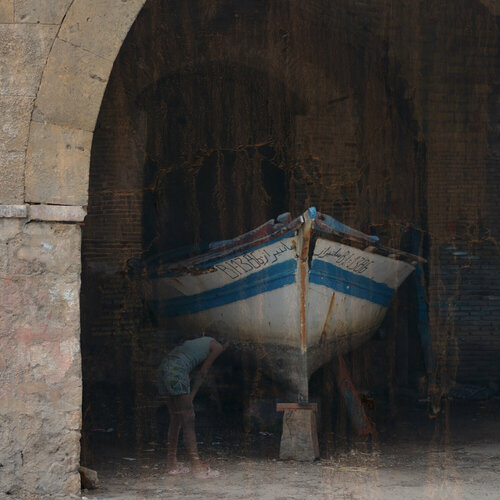 Ghar El Melh. Petite fille à la barque de Michel Giliberti, Fotografía a la venta en Singulart