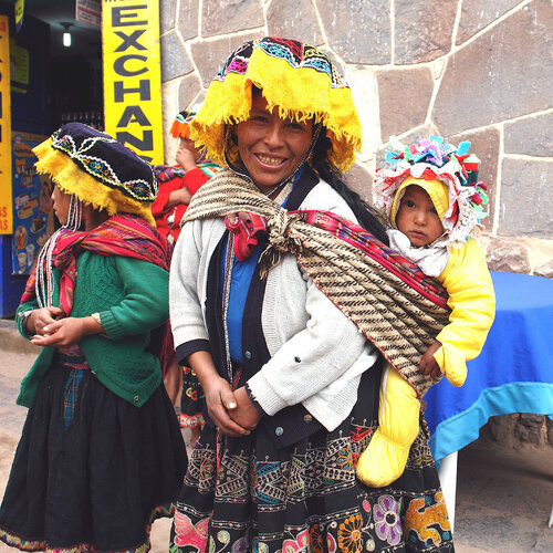 MADRE CON BIMBA IN GIALLO - stampa retro plexiglass by Ezio Ranaldi, Photography for Sale on Singulart