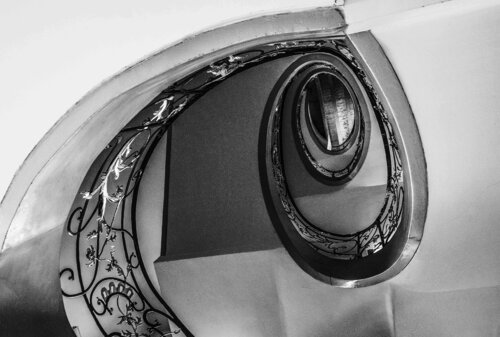 Treppenhaus Hakesche Höfe di Michael Utz, Fotografia in vendita su Singulart