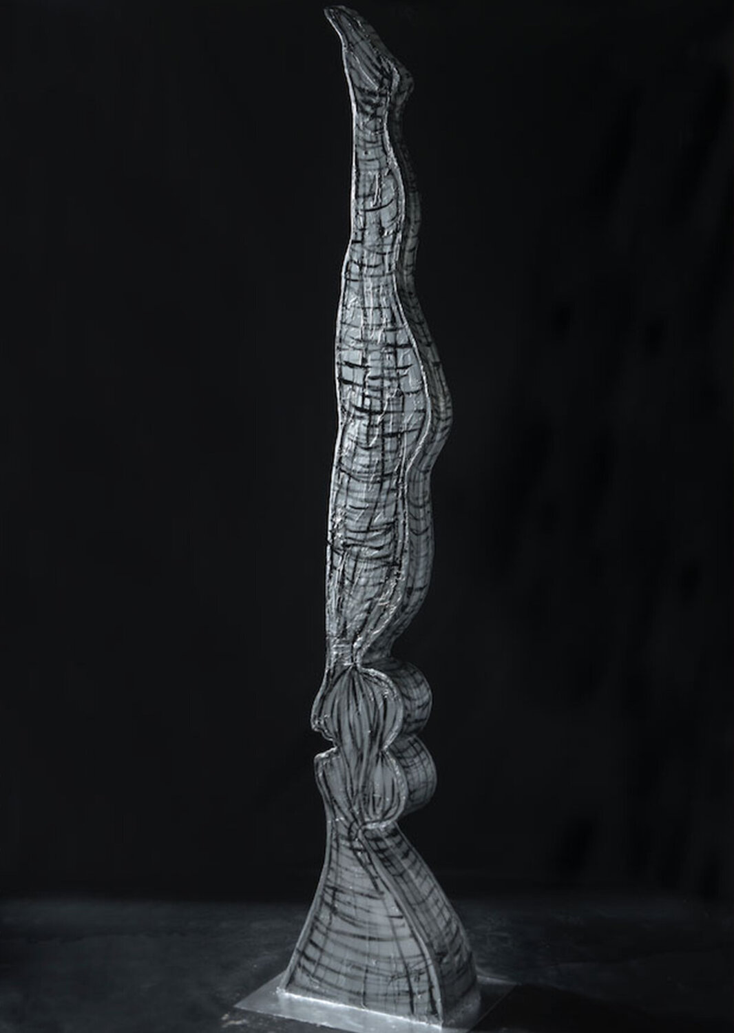 Connection III – The Silent Equilibrium (Sculpture – Hand-Painted Resin and Iron Base) Juca Maximo Skulptur zu verkaufen