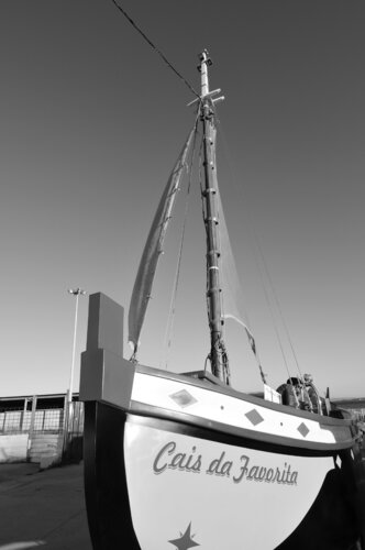 © Waiting for You with Cais da Favorita di Richard Martin, Fotografia in vendita su Singulart