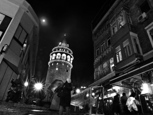 © CURV 0699 - Amour retrouvé à la Galata Kulesi di Richard Martin, Fotografia in vendita su Singulart