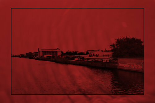 Je n'ai pas retrouvé Potsdamer Platz- Bords de la Sprée von Évelyne Coutas, Fotografie kaufen auf Singulart