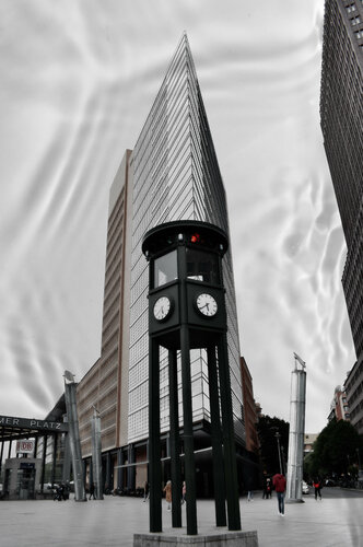 Je n'ai pas retrouvé Potsdamer Platz- Potsdamer  Platz de Évelyne Coutas, Fotografía a la venta en Singulart