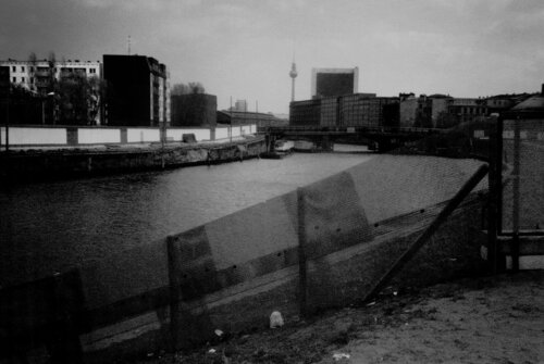Dire Berlin/2 Le mur by Évelyne Coutas, 사진 for Sale on Singulart