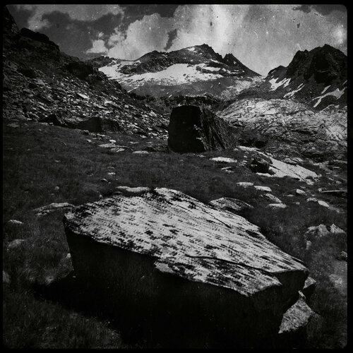 Vent, eau, roc, poussière- Objets philosophiques by Évelyne Coutas, 사진 for Sale on Singulart