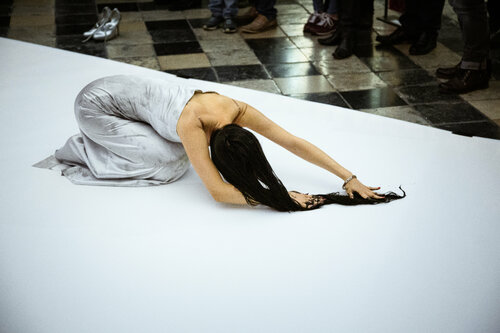 Performance Cheveux d'Encre - PEACE - Palais Rihour Lille 2016 von Kaixuan Feng, Fotografie kaufen auf Singulart