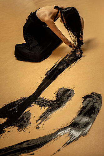 Performance Cheveux d'Encre - AMOUR - Atelier de l'artiste France 2023 von Kaixuan Feng, Fotografie kaufen auf Singulart