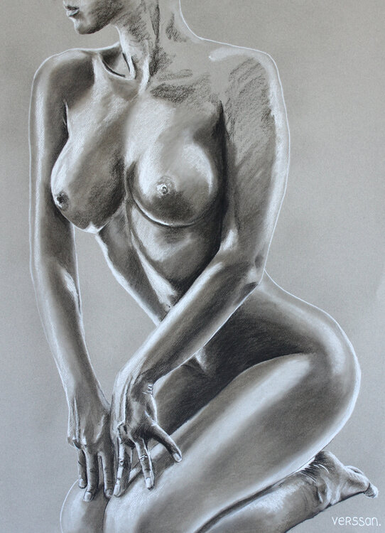 Femme sensuelle à genoux Pappay