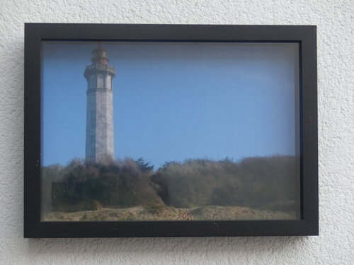 Impression Fine Art "Le Phare des Baleines" derrière les dunes à Saint-Clément de Michel Thévenot, Fotografía a la venta en Singulart