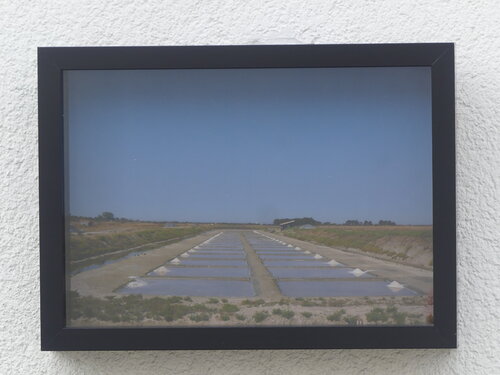 Impression Fine Art "Le Blanc des cristaux et le Bleu de l'eau colorent les sentiers qui bordent les marais salants rétais" von Michel Thévenot, Fotografie kaufen auf Singulart