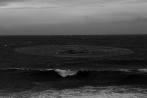 Fearful wave with circle von José Antonio Castro-Muñiz, Zeichnungen kaufen auf Singulart