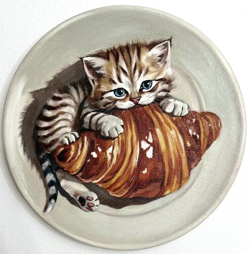 On a Croissant Plate | Playful Cat & Pastry Painting – Oil on Canvas 30x30 – Classical Humor Animal Art van Victo, Schilderij te koop op Singulart