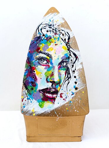 Pressed, not Broken. Exspressive female portrait, free standing art object, mixed media. von Tattiana Yelistratava, Skulptur kaufen auf Singulart