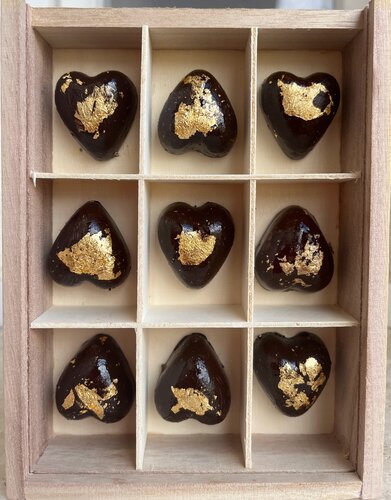 Boite de 9 chocolats à la feuille d'or sous verre by PatMoli, Other Media for Sale on Singulart