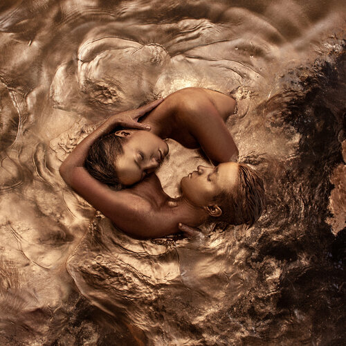 Sisters par Diana Avkhadieva, Photographie en vente sur Singulart