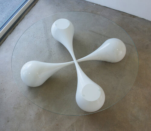 "Untouchables" (white/white) streamline sculptural coffeetable-base von Jan Paul, Andere Medien kaufen auf Singulart