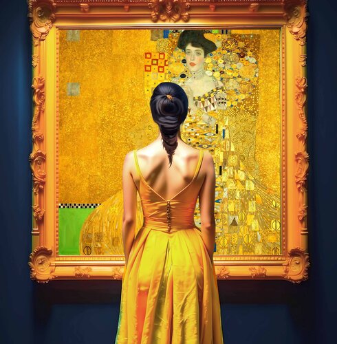 Woman in museum with Klimt Adele Bloch-Bauer by Gustav Klimt - faceless portrait woman art, Gift von Irina BAST, Digital kaufen auf Singulart