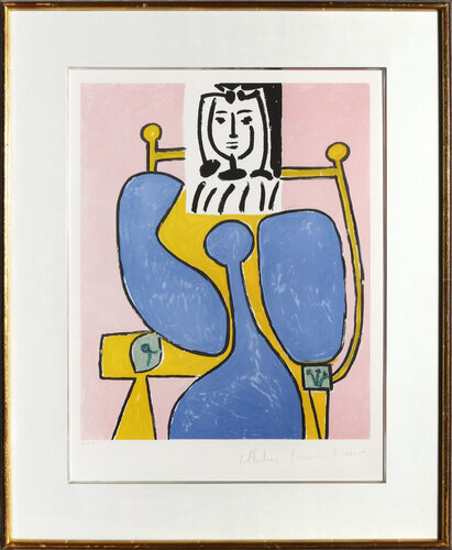 Femme Assise a la Robe Bleu di Pablo Picasso, Stampa in vendita su Singulart