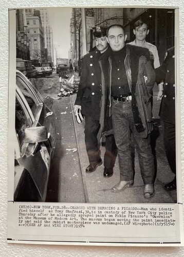 “Tony Shafrazi in Custody by NYC Police for Vandalism (Picasso's Guernica)”, 1974 Press Photo di Pablo Picasso, Fotografia in vendita su Singulart