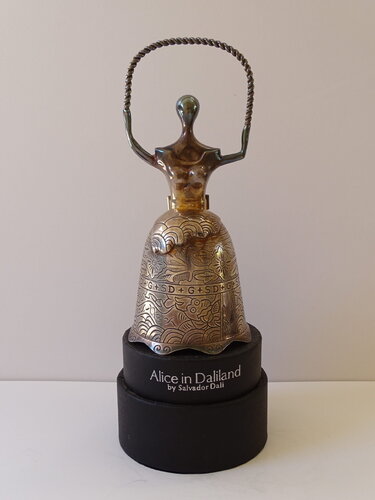 Alicia in Wonderland (sterling silver) par Salvador Dalí, Sculpture en vente sur Singulart