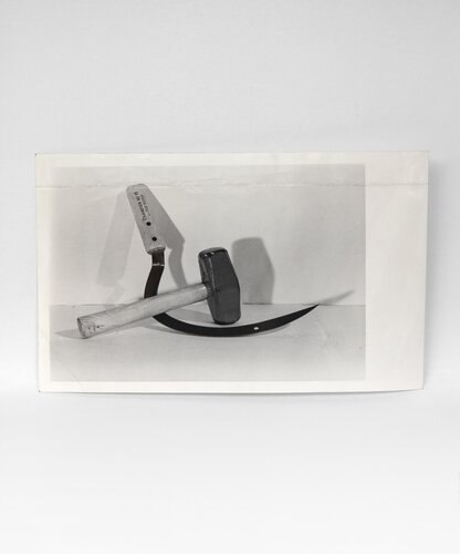 Hammer and Sickle van Andy Warhol, Fotografie te koop op Singulart
