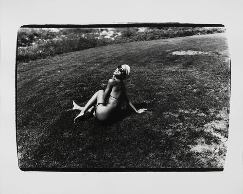Gelatin silver print of Pat Cleveland on Lawn in Montauk by Andy Warhol di Andy Warhol, Fotografia in vendita su Singulart