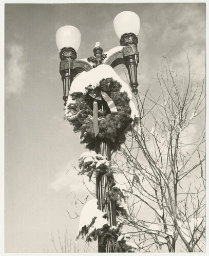 Aspen Colorado Lamp Post with Holiday Wreath van Andy Warhol, Fotografie te koop op Singulart