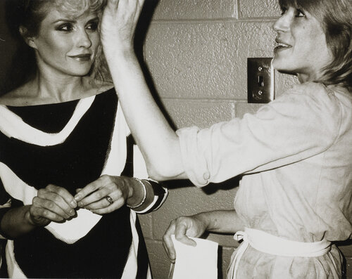 Gelatin silver print of Debbie Harry and Marianne Faithful Backstage at Blondie Concert by Andy Warhol di Andy Warhol, Fotografia in vendita su Singulart