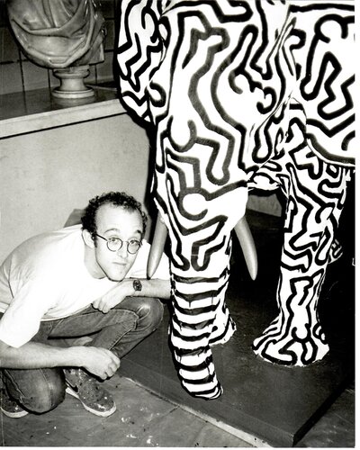 Keith Haring (with Painted Elephant Statue at 22 East 33rd Street) par Andy Warhol, Photographie en vente sur Singulart