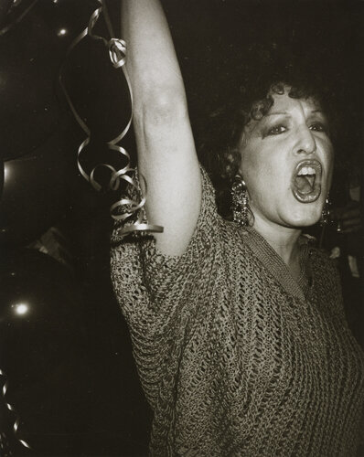 Gelatin silver print of Bette Midler by Andy Warhol par Andy Warhol, Photographie en vente sur Singulart