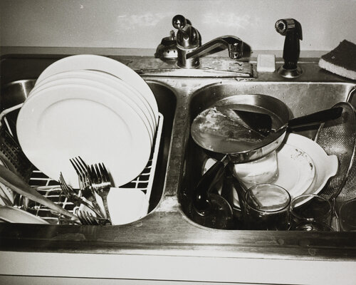 Gelatin silver print of Dishes in Kitchen Sink by Andy Warhol par Andy Warhol, Photographie en vente sur Singulart