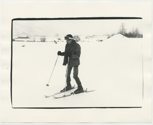 Andy Warhol Skiing in Aspen at “Powder Pandas” on Buttermilk Mountain de Andy Warhol, Fotografía a la venta en Singulart